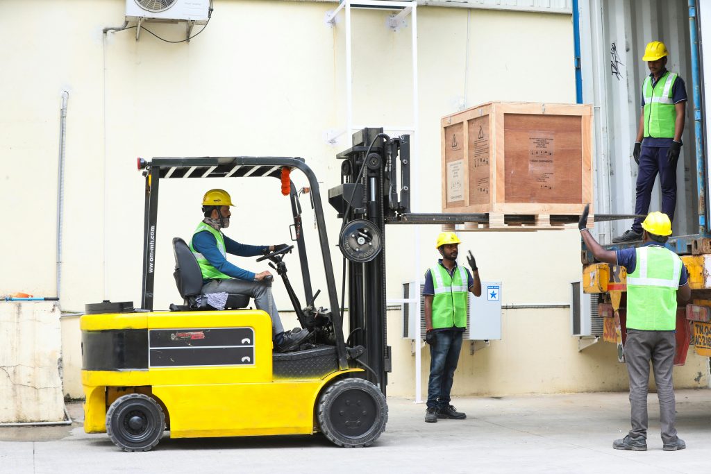 Cước xếp dỡ hàng hóa khi thuê kho